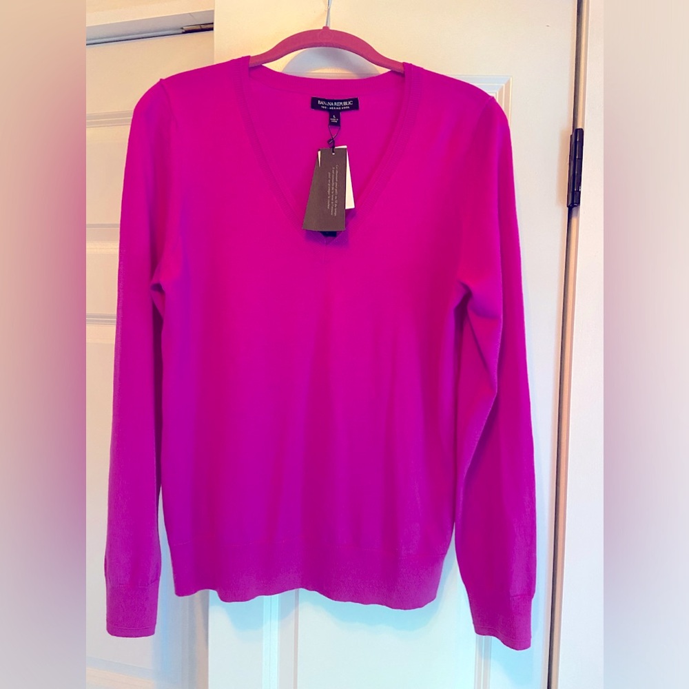 New! Banana Republic Merino Wool V-neck Large